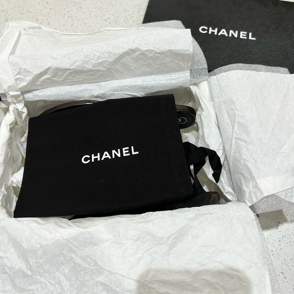 Chanel tweed thong with large CC detail - Picture 9 of 10